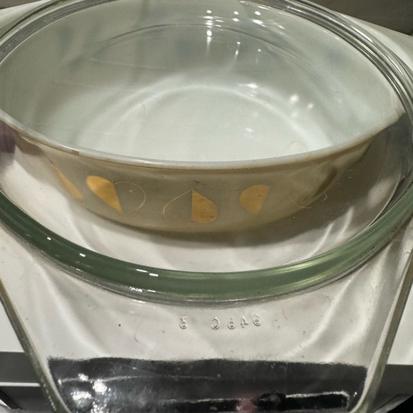 Vintage Pyrex Golden Hearts 2.5 Quart Casserole with Glass Lid Made In USA - Picture 8 of 13